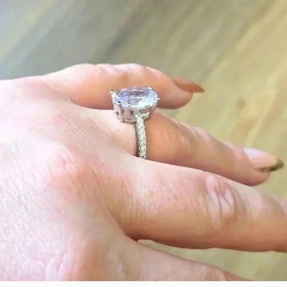 Women wedding engagement ring